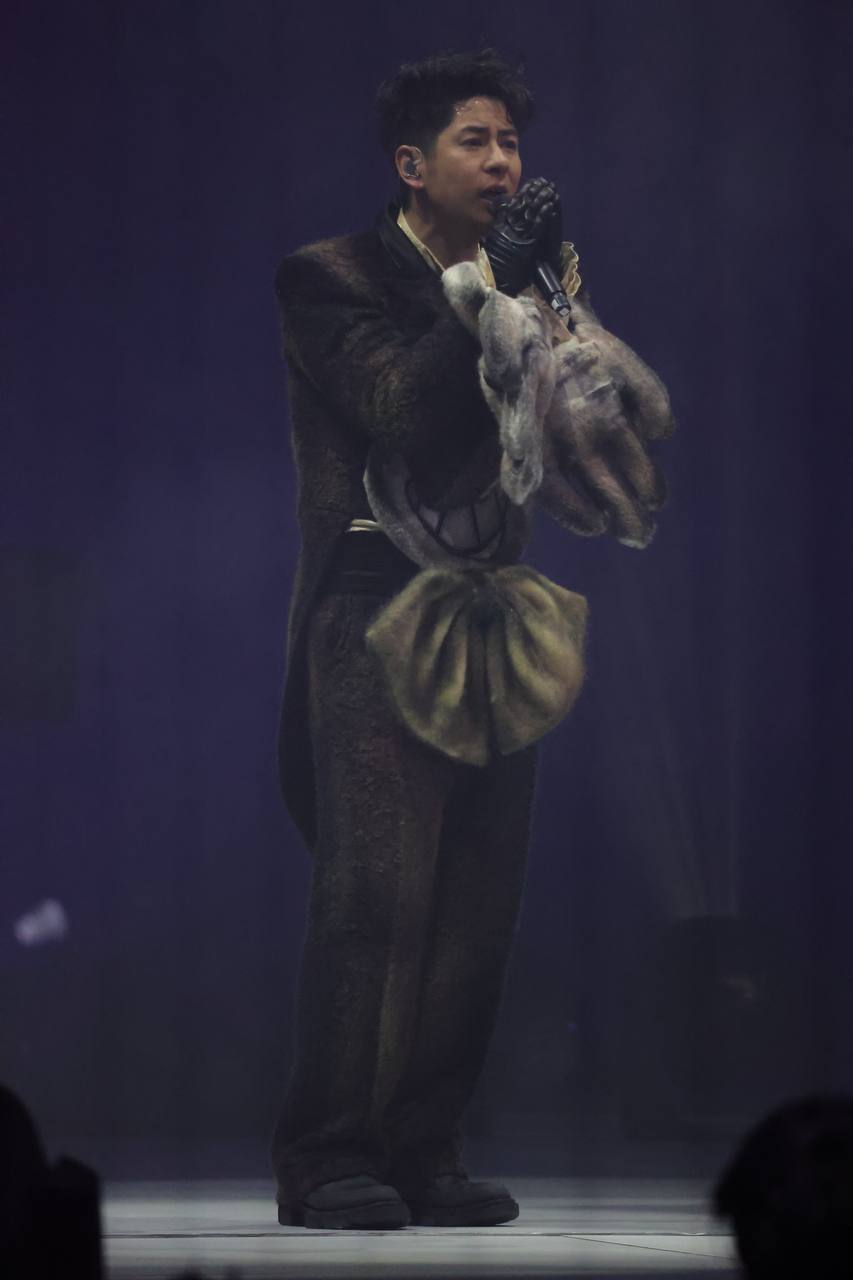 許廷鏗（Alfred）一連兩晚《in the round》演唱會昨晚假九展舉行尾場，為了與fans一起迎接2023。